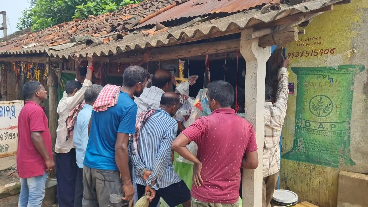  ସାରର ବ୍ୟାପକ କଳାବଜାରୀ: ଚଢ଼ାଉ କଲା ସ୍ଥାନୀୟ ପ୍ରଶାସନ