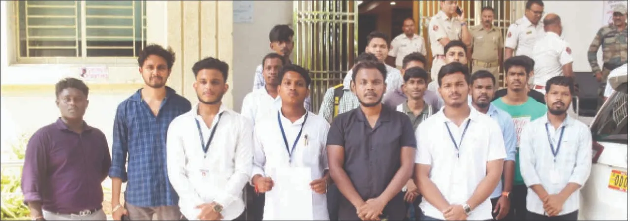  କାହା ଛତ୍ରଛାୟାରେ ଅଣଛାତ୍ର?