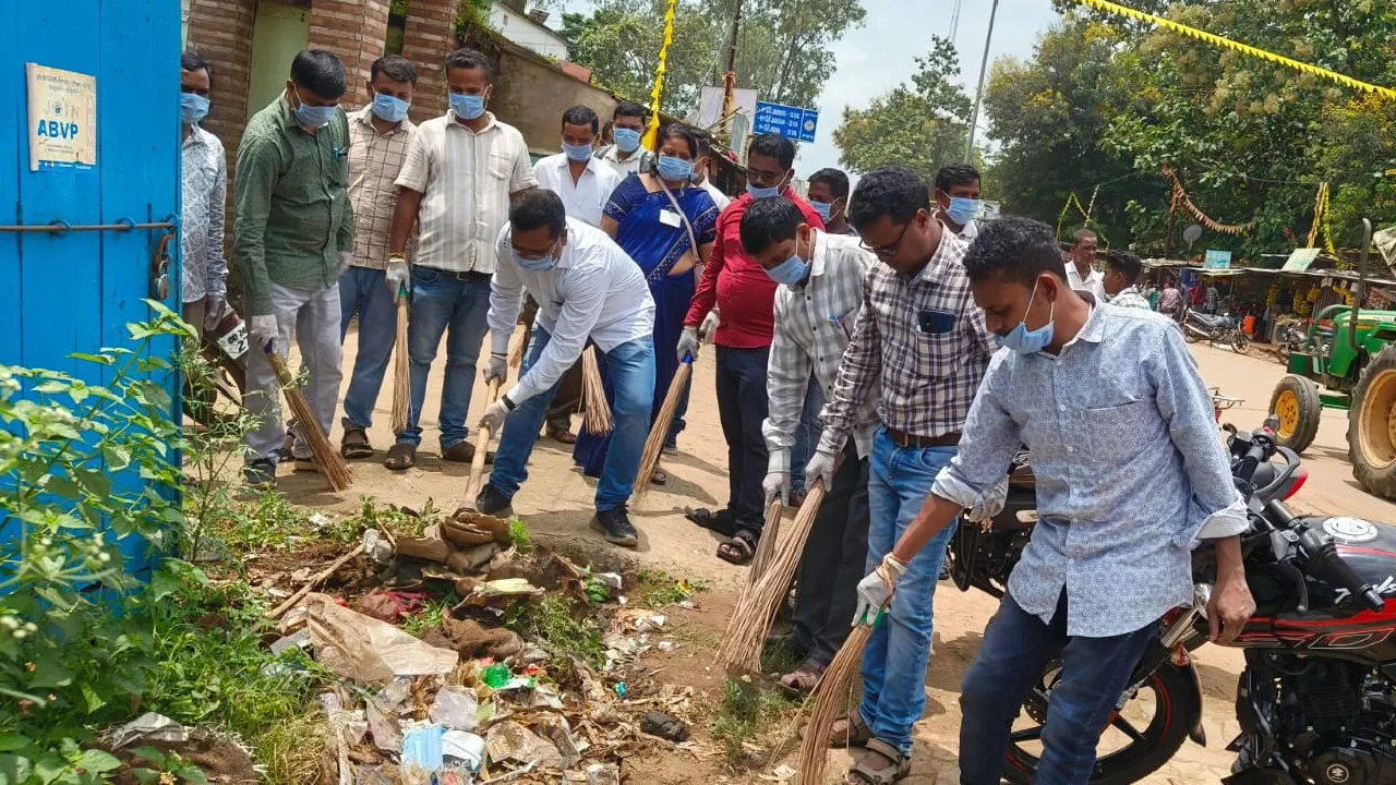  ସଫେଇ କାର୍ଯ୍ୟକ୍ରମ: କୋଦାଳ ଧରିଲେ ଝରିଗାଁ ବିଡ଼ିଓ