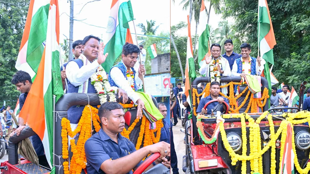  ଖୋଲା ଜିପ୍‌ରେ ଜାତୀୟ ପତାକା ଧରି ଶୋଭାଯାତ୍ରାରେ ବାହାରିଲେ ମୁଖ୍ୟମନ୍ତ୍ରୀ