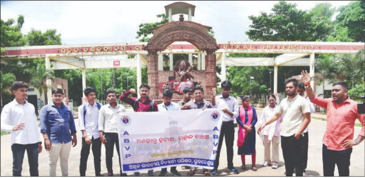  ଅଣଛାତ୍ରଙ୍କୁ ତଡ଼ିବା ଦାବିରେ ଏବିଭିପିର ବିକ୍ଷୋଭ