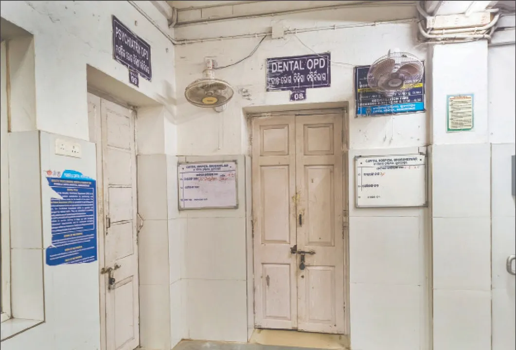  ସବୁଥାଇ କ୍ୟାପିଟାଲ୍‌ ହସ୍ପିଟାଲ୍‌ ଦନ୍ତ ବିଭାଗ ଓଟି ଅଚଳ: ଦାନ୍ତ ଉପାଡ଼ିବାକୁ ବି ରେଫର୍‌ କରାଯାଉଛି