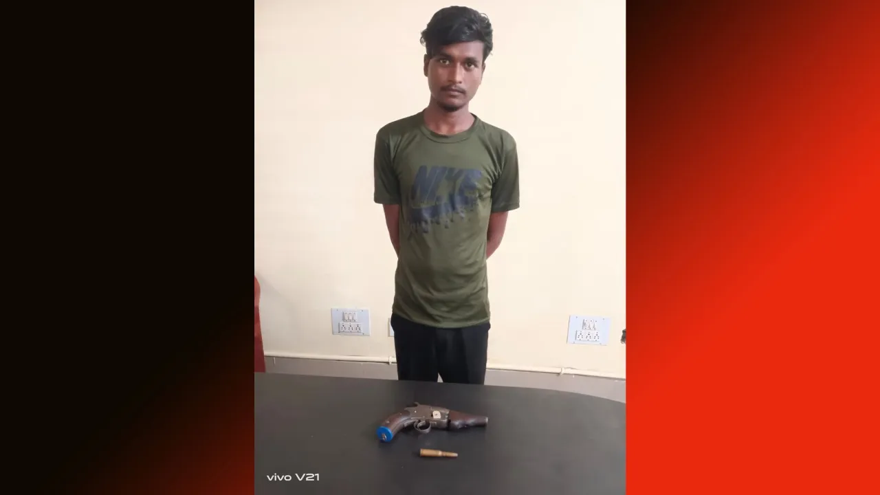  ଦେଶୀ ପିସ୍ତଲ ଓ ଜୀବନ୍ତ ଗୁଳିସହ ଯୁବକ ଗିରଫ