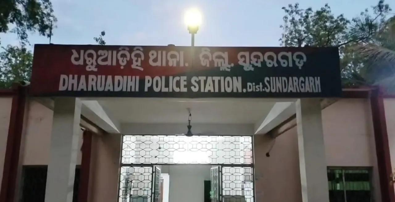  ବଡ଼ ଧରଣର ଜୁଆ ଆଡ୍ଡା ଉପରେ ଚଢ଼ାଉ: ୨୧ କାର  ଓ ୧୪ ବାଇକ୍‌ ସହ ଲକ୍ଷାଧିକ ଟଙ୍କା ଜବତ, ୧୪ ଜୁଆଡ଼ି ଗିରଫ