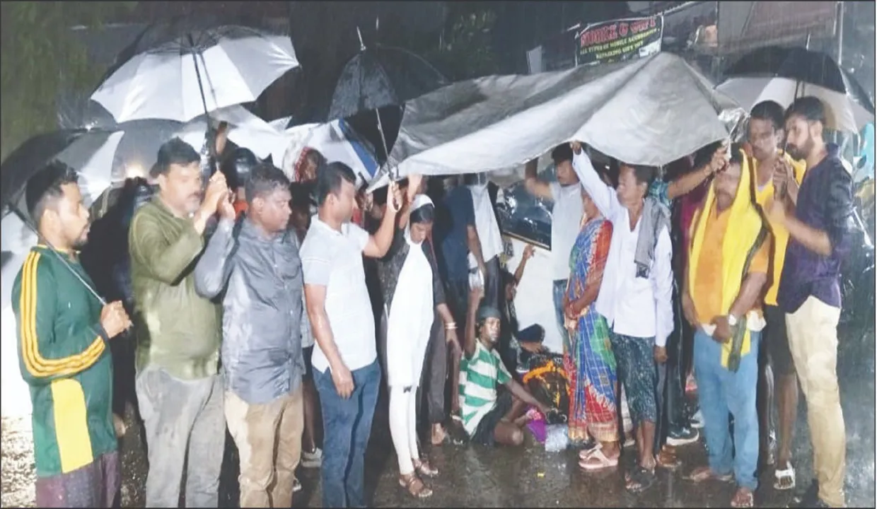  ବିଦ୍ୟୁତ୍‌‌ଖୁଣ୍ଟ ଷ୍ଟେ’ ତାର ଲାଗି ଜଳିଗଲେ ଛାତ୍ର: ବାଲିପାଟଣା ଛକରେ ମୃତଦେହ ରଖି ରାସ୍ତାରୋକ