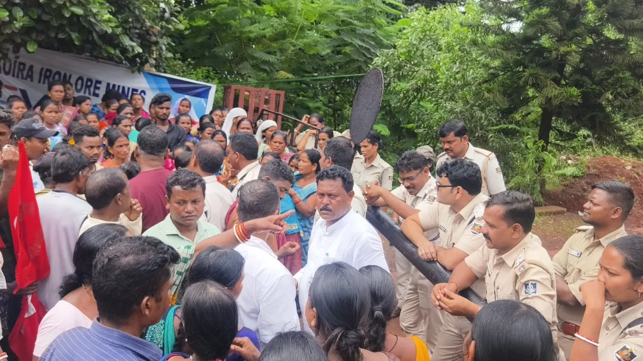  ଖଣି ସମ୍ମୁଖରେ ଖଣ୍ଡଯୁଦ୍ଧ: ଠେଲାପେଲା ଧସ୍ତାଧସ୍ତି, ଥାନାରେ ମାମଲା