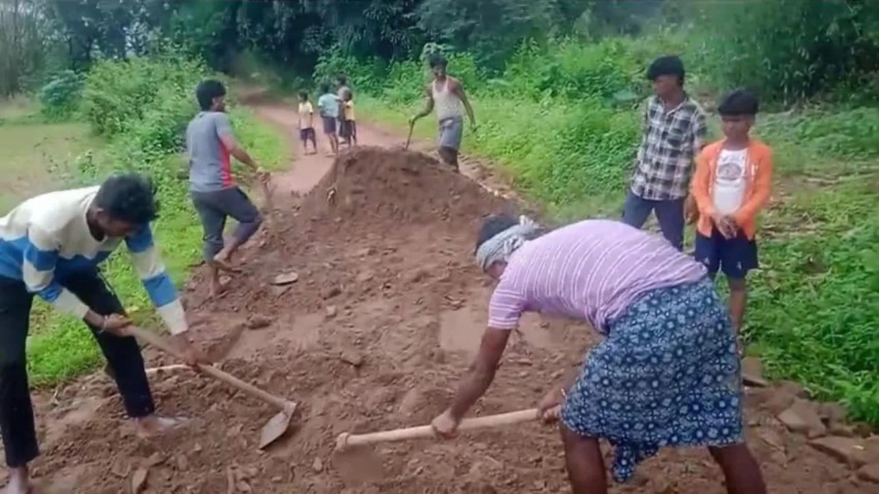 ଶୁଣିଲାନି ପ୍ରଶାସନ: ନିଜସ୍ଵ ଖର୍ଚ୍ଚରେ ରାସ୍ତା ମରାମତି କଲେ ଗ୍ରାମବାସୀ