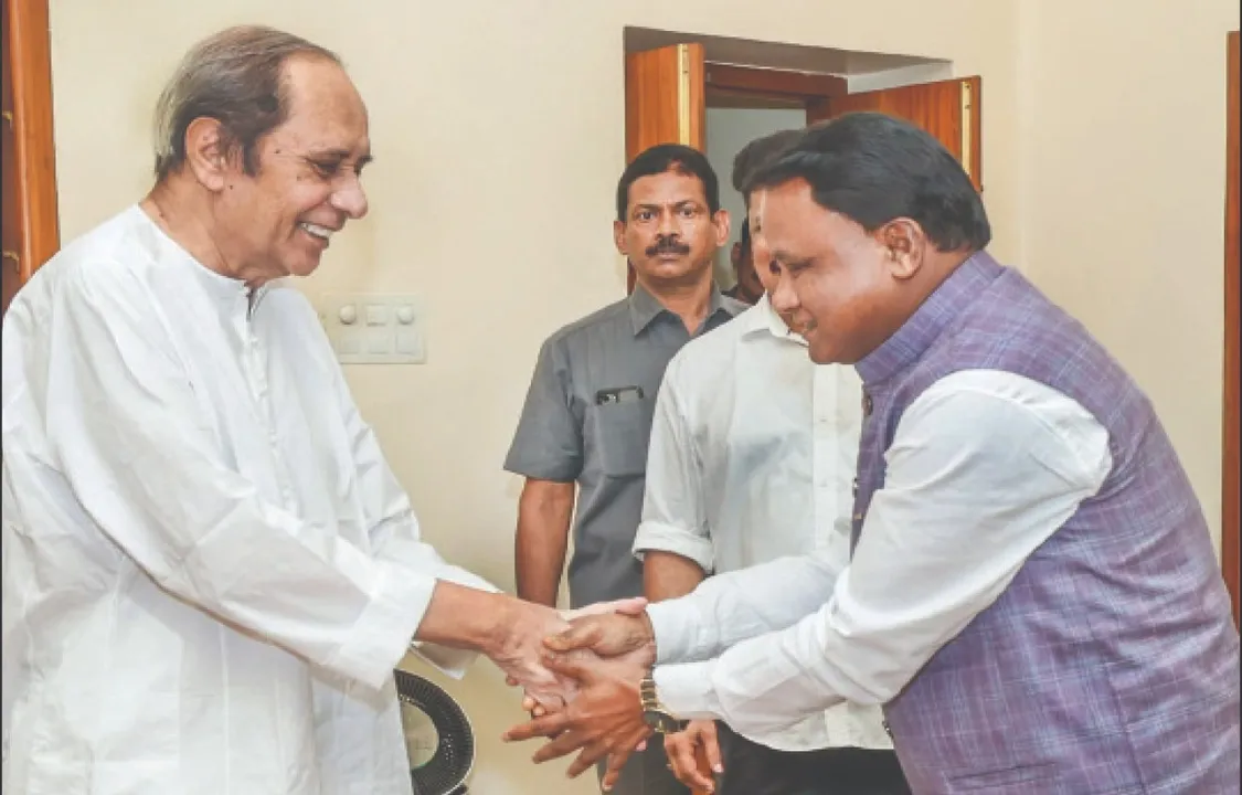  ନବୀନଙ୍କୁ ଘରେ ଭେଟିଲେ ମୁଖ୍ୟମନ୍ତ୍ରୀ: ଆରୋଗ୍ୟ କାମନା କଲେ, ବିଧାନସଭାରେ ସହଯୋଗ ଲୋଡ଼ିଲେ