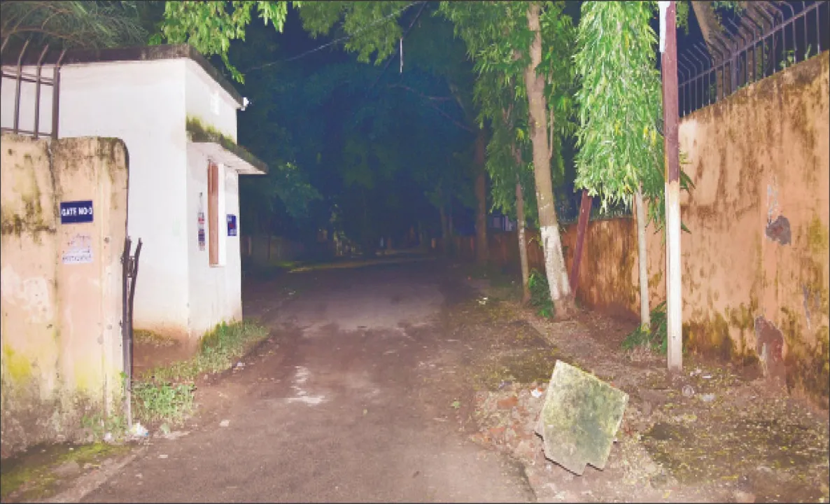  ବିଜେବି କଲେଜ ପଛଗେଟ୍‌ କାନ୍ଥ ଭାଙ୍ଗିଦେଲେ ଦୁର୍ବୃତ୍ତ: ଥାନାରେ ମାମଲା