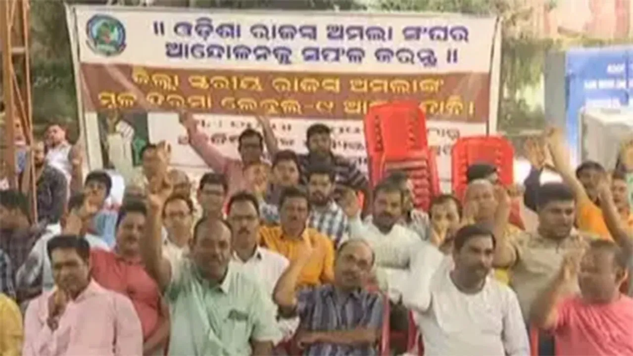  ରାଜସ୍ବ ଅମଲା ସଂଘ ଆନ୍ଦୋଳନକୁ ଦୁଇ ସପ୍ତାହ: କଲବଲ ହେଲେଣି ଲୋକ, ମନ୍ତ୍ରୀଙ୍କ ନାଲି ଆଖିକୁ ଡରିଲେନି