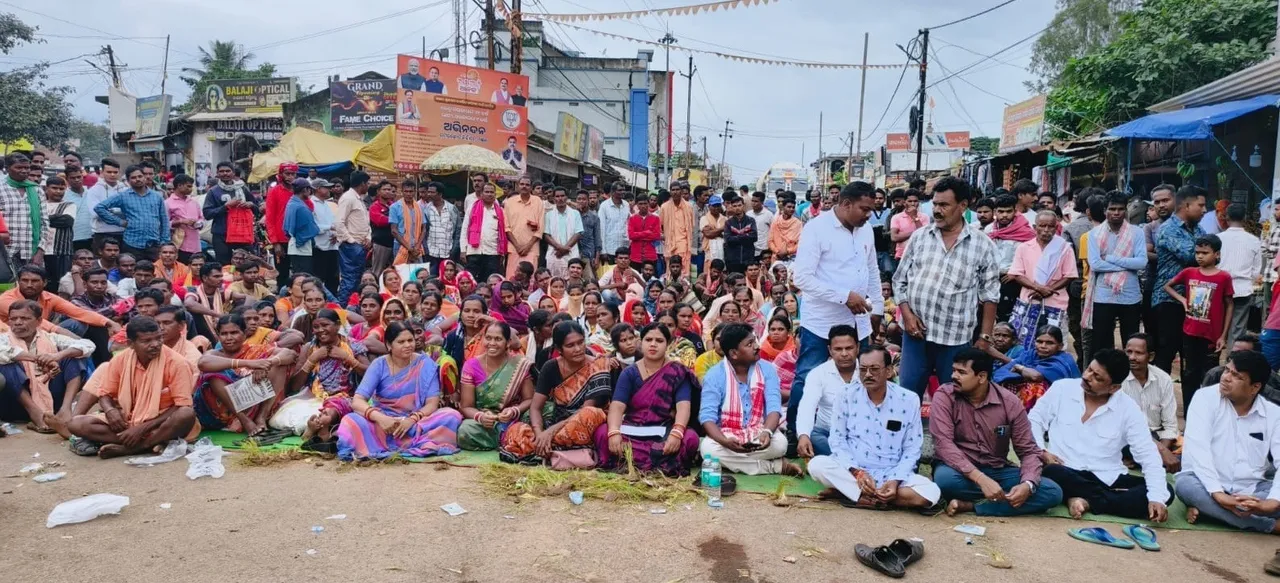  ଉମରକୋଟଠାରେ ଶତାଧିକ ଚାଷୀଙ୍କ ରାସ୍ତାରୋକ; ସାଧାରଣ ଲୋକେ ହନ୍ତସନ୍ତ