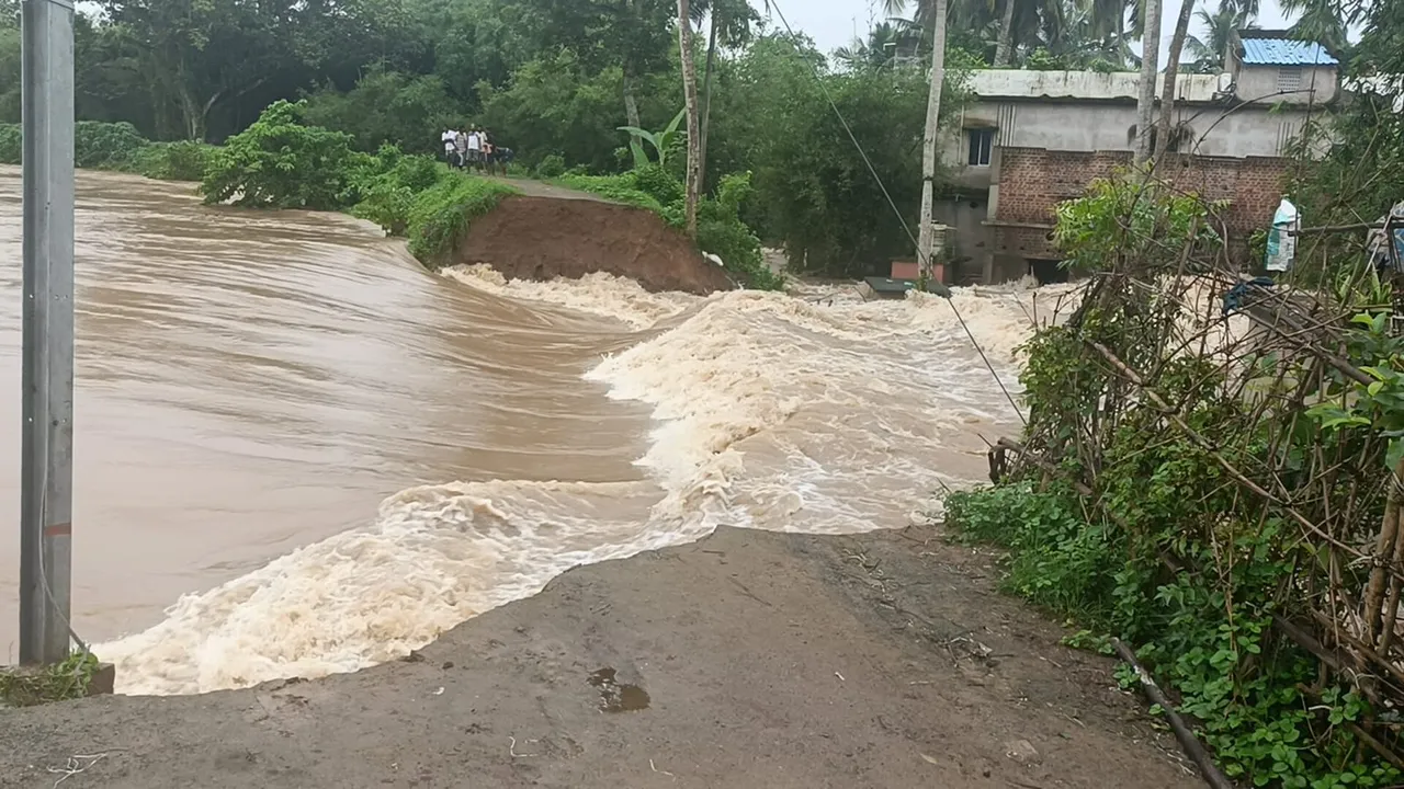  କାଣୀ ନଦୀରେ ବନ୍ୟା ଆସିବା ଫଳରେ ଅହିୟାସ ନିକଟରେ ଶହେ ଫୁଟର ଘାଇ ସୃଷ୍ଟି
