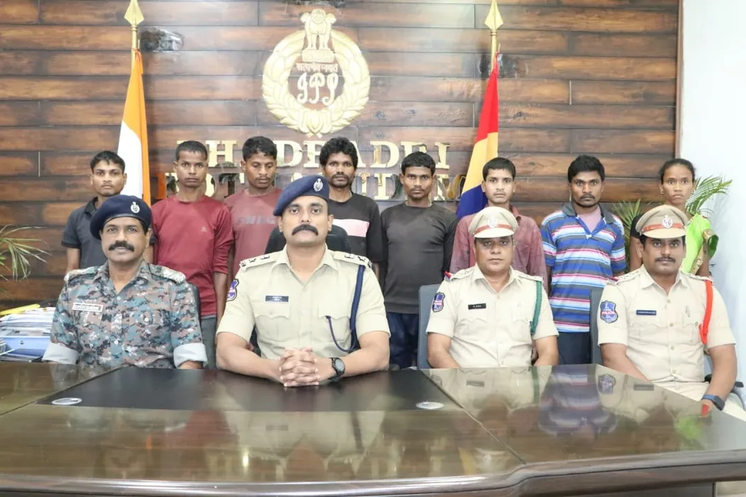  ଅସ୍ତ୍ର ଛାଡ଼ିଲେ: ୮ ନକ୍ସଲଙ୍କ ଆତ୍ମସମର୍ପଣ