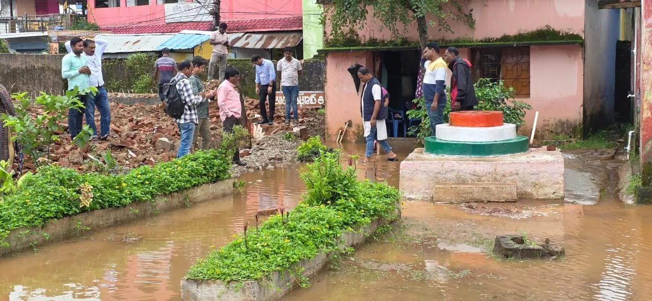  ମହାଦେବ ବିଦ୍ୟାପୀଠରେ ପଶିଲା ‌ଡ୍ରେନ୍‌ ପାଣି; ଅନୁଧ୍ୟାନ କରି ପିଲାଙ୍କୁ ପାଠ ପଢ଼ାଇଲେ ବିଧାୟକ