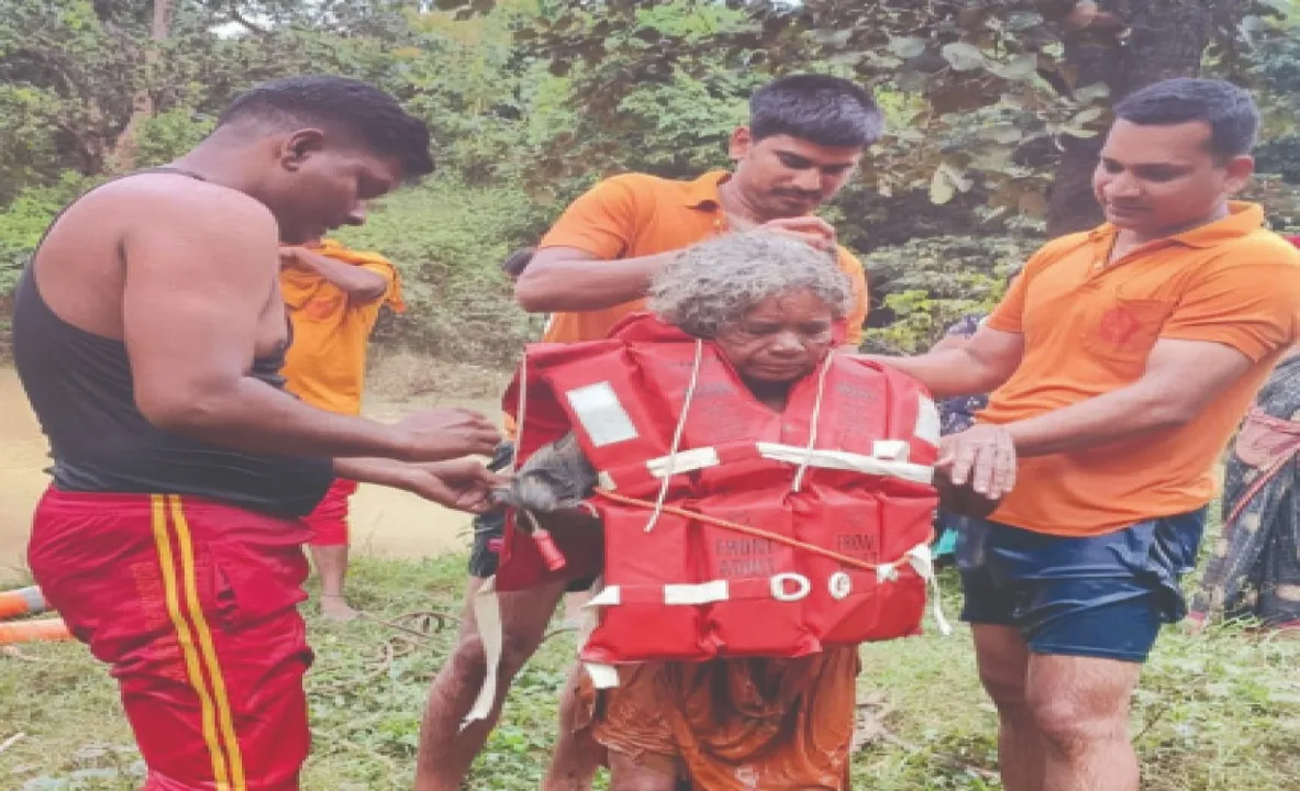  ନଈରେ ହଠାତ୍‌ ମାଡ଼ି ଆସିଲା ବନ୍ୟାପାଣି: ୩ ଦିନ ପରେ ଟାପୁରୁ ଉଦ୍ଧାର ହେଲେ ବୃଦ୍ଧା