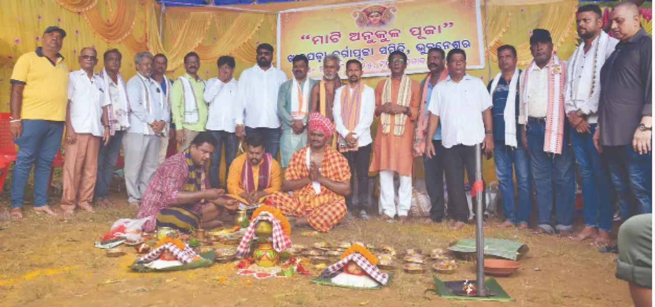  ଝାରପଡ଼ା ମେଳଣ ପଡ଼ିଆରେ ଦୁର୍ଗାପୂଜା ପ୍ରସ୍ତୁତି: ମା’ଙ୍କ ମୃଣ୍ମୟ ମୂର୍ତ୍ତି ପାଇଁ ମାଟି ଅନୁକୂଳ, ଆଜିଠୁ ମେଳଣ ପଡ଼ିଆରେ ମୂର୍ତ୍ତି ନିର୍ମାଣ