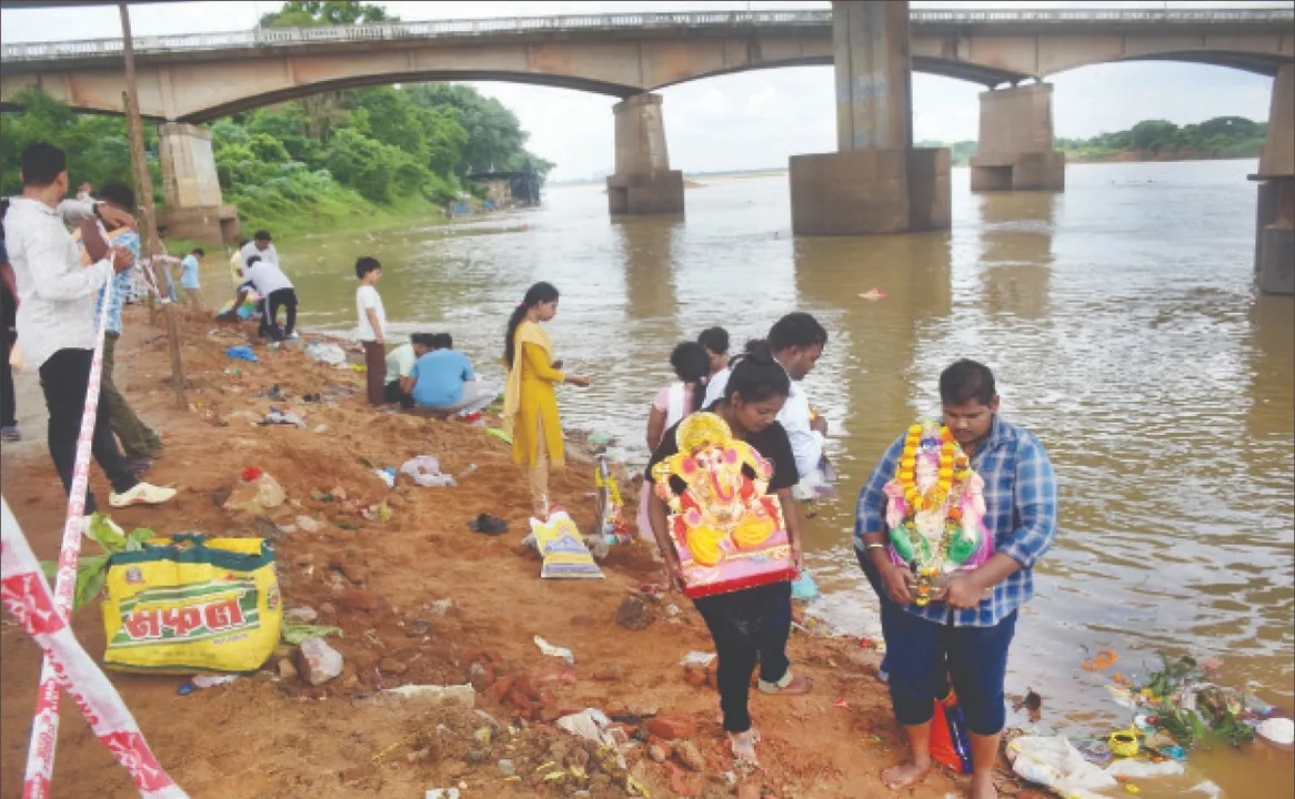  ମୂର୍ତ୍ତି ବିସର୍ଜନ ବେଳେ ମାନିଲେନି କଟକଣା