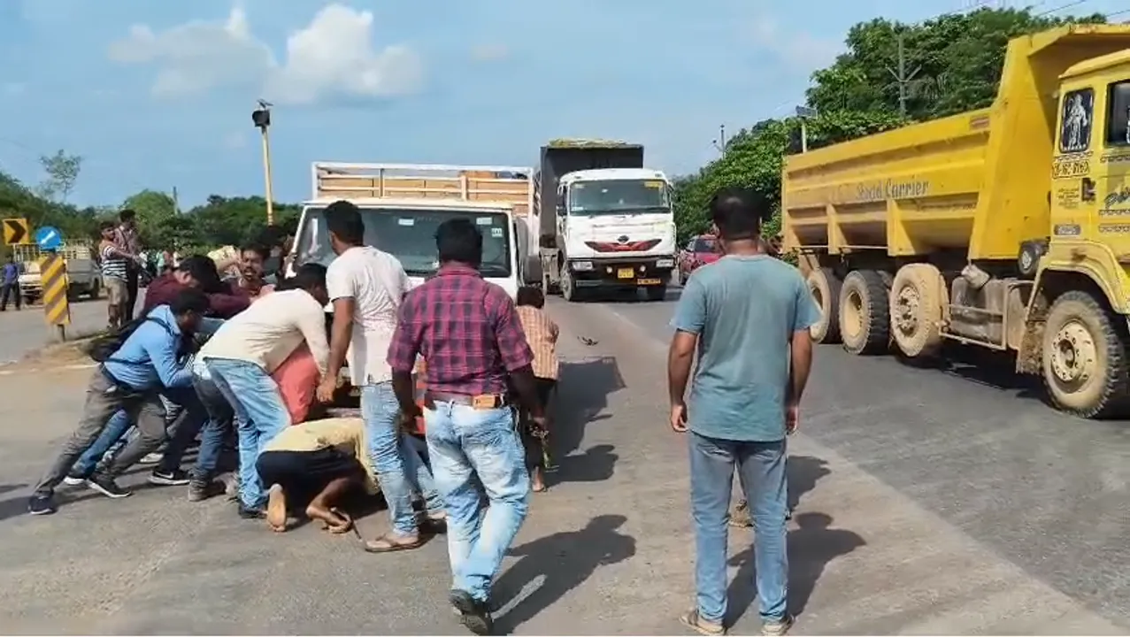  ବାଇକ୍‌ ଆରୋହୀ ଯୁବକଙ୍କୁ ୨୦ ମିଟର ଘୋଷାଡ଼ି ନେଲା ପିକ୍‌ଅପ୍‌