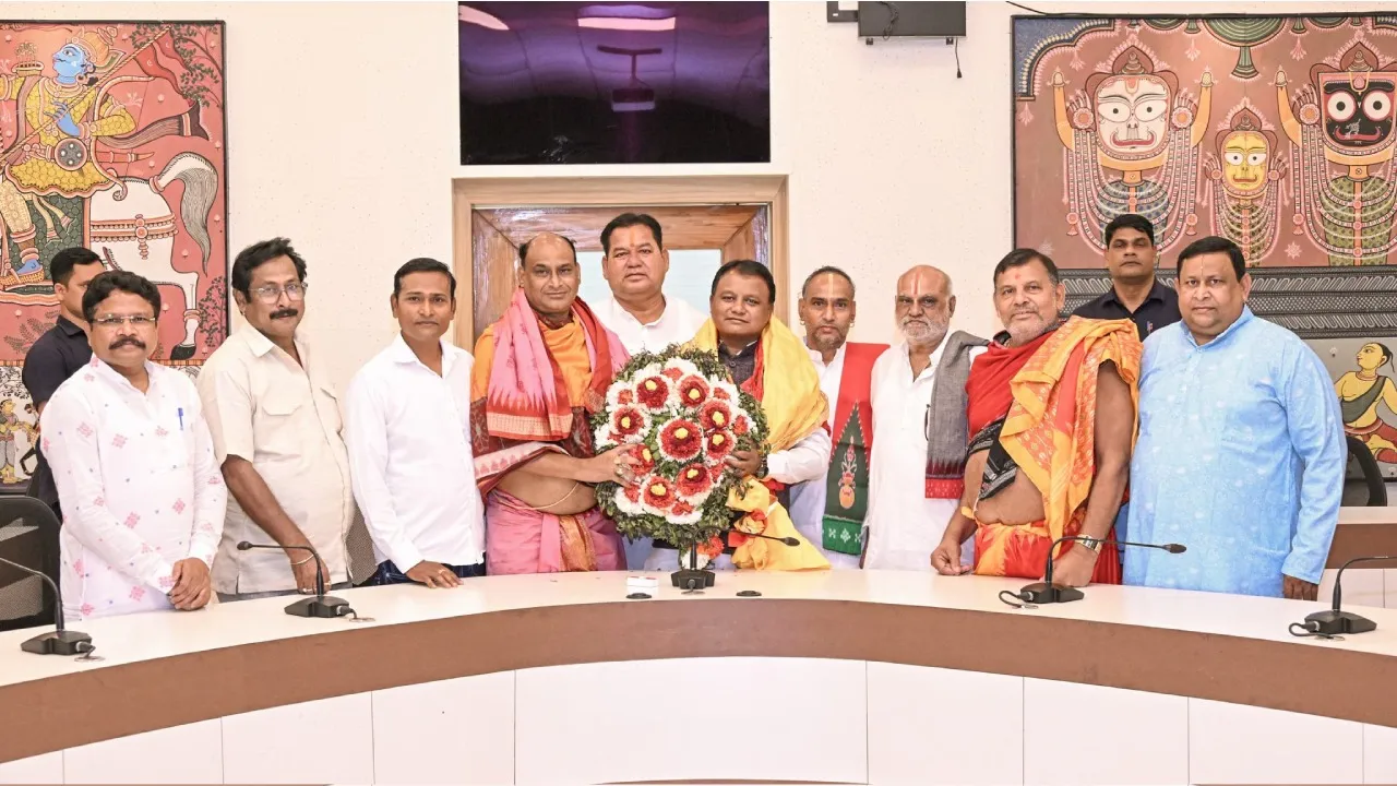  ମୁଖ୍ୟମନ୍ତ୍ରୀଙ୍କୁ ଭେଟିଲେ ନବଗଠିତ ଶ୍ରୀମନ୍ଦିର ପରିଚାଳନା କମିଟିର ସଦସ୍ୟ