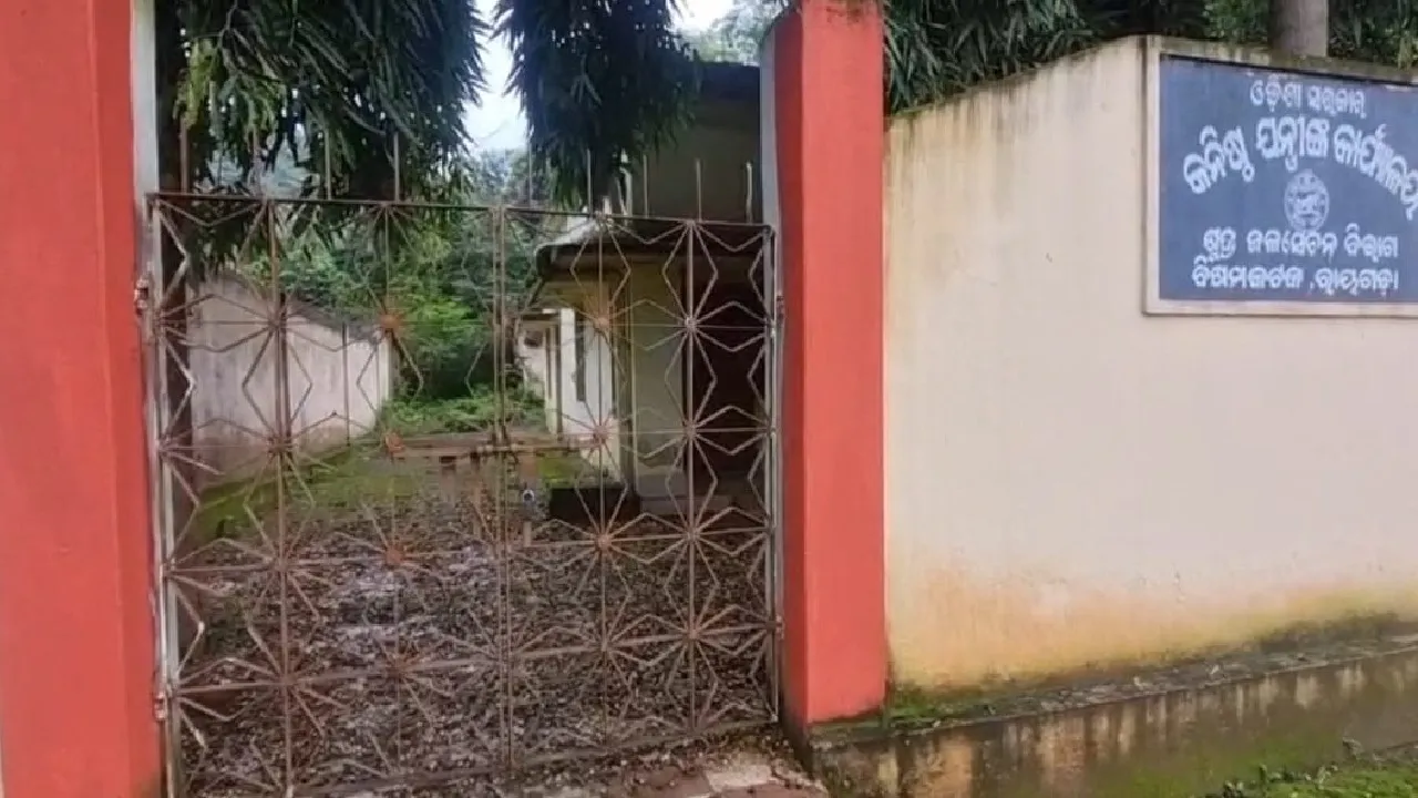  ଖୋଲୁନି କ୍ଷୁଦ୍ର ଜଳସେଚନ ବିଭାଗ କନିଷ୍ଠ ଯନ୍ତ୍ରୀ କାର୍ଯ୍ୟାଳୟ: ଆସୁ ନାହନ୍ତି କର୍ମଚାରୀ