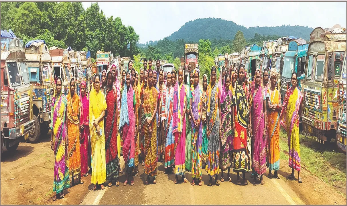  ଖେଳପଡ଼ିଆ, ଜଙ୍ଗଲରେ ବେଆଇନ ଟ୍ରକ୍‌ ପାର୍କିଂୟାର୍ଡ: ଖଣିଅଞ୍ଚଳ ମୁଖ୍ୟରାସ୍ତାରେ ବସିଲେ ୨ ଗାଁର ମହିଳା