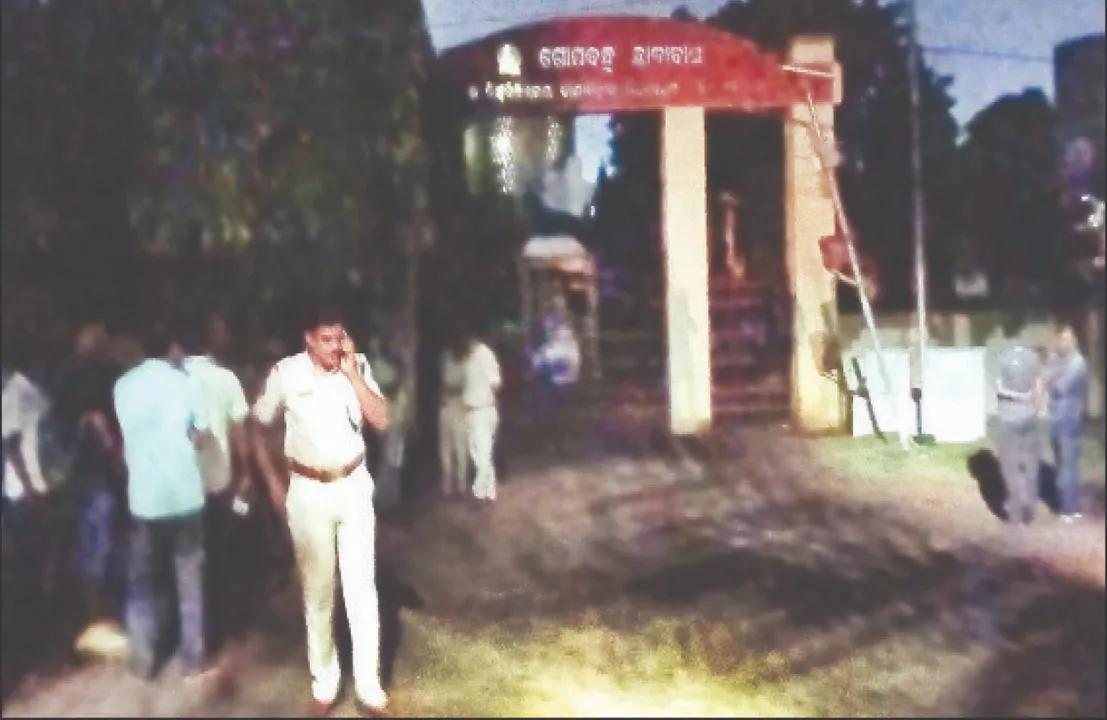  ବାଣୀବିହାରରେ ଅଣଛାତ୍ରଙ୍କ ଦୌରାତ୍ମ୍ୟ: ହଷ୍ଟେଲ୍‌ କବ୍‌ଜା କଲେ, ଟେକାପଥର ଫିଙ୍ଗିଲେ
