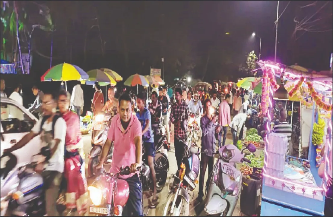  ରାସ୍ତାରେ ବସୁଛି  ପାହାଳ ହାଟ: ରୁନ୍ଧି ଦେଉଛି ଟ୍ରାଫିକ୍ ଭିଡ଼