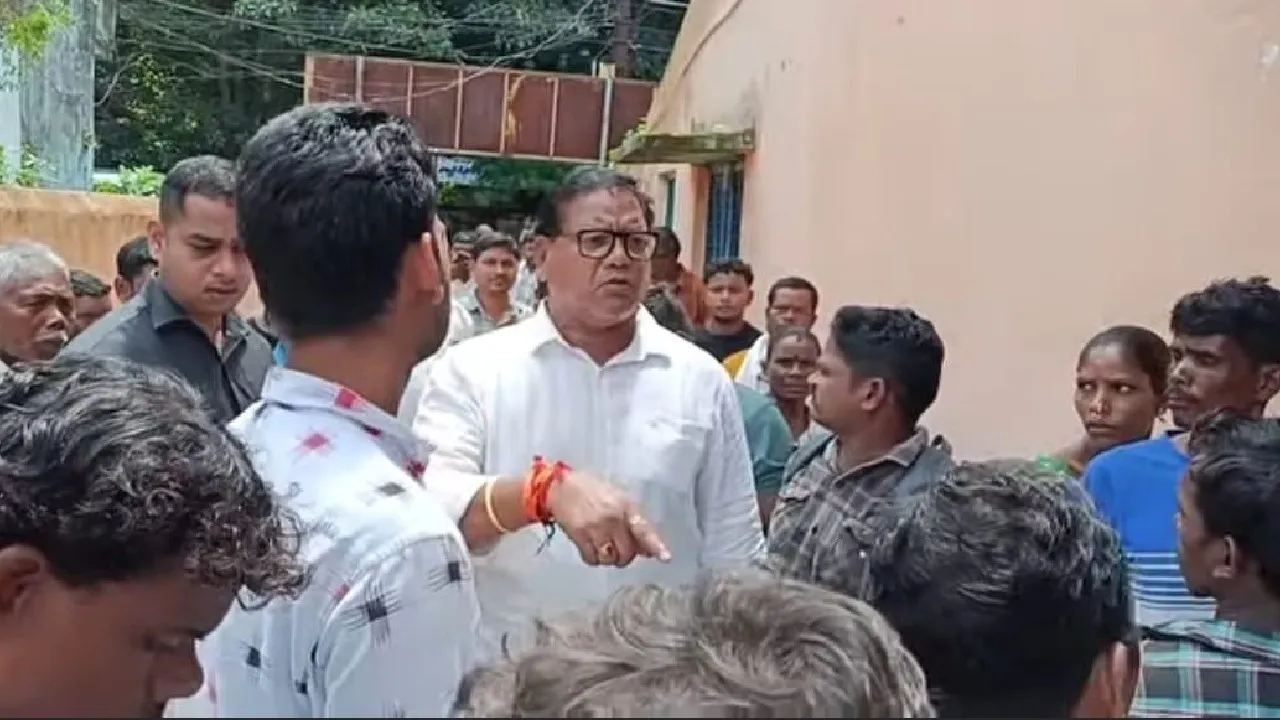 ୟୁରିଆ ସାର କଳାବଜାରୀକୁ ନେଇ ବିଗିଡିଲେ ବିଧାୟକ