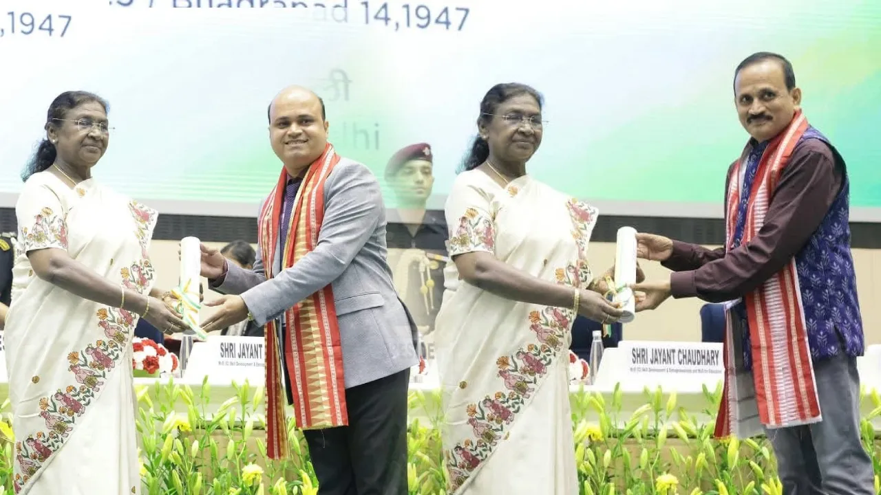  ଓଡ଼ିଶାର ଦୁଇ ଶିକ୍ଷକଙ୍କୁ ‘ଜାତୀୟ ଶିକ୍ଷକ ପୁରସ୍କାର‘ରେ ସମ୍ମାନିତ କଲେ ରାଷ୍ଟ୍ରପତି