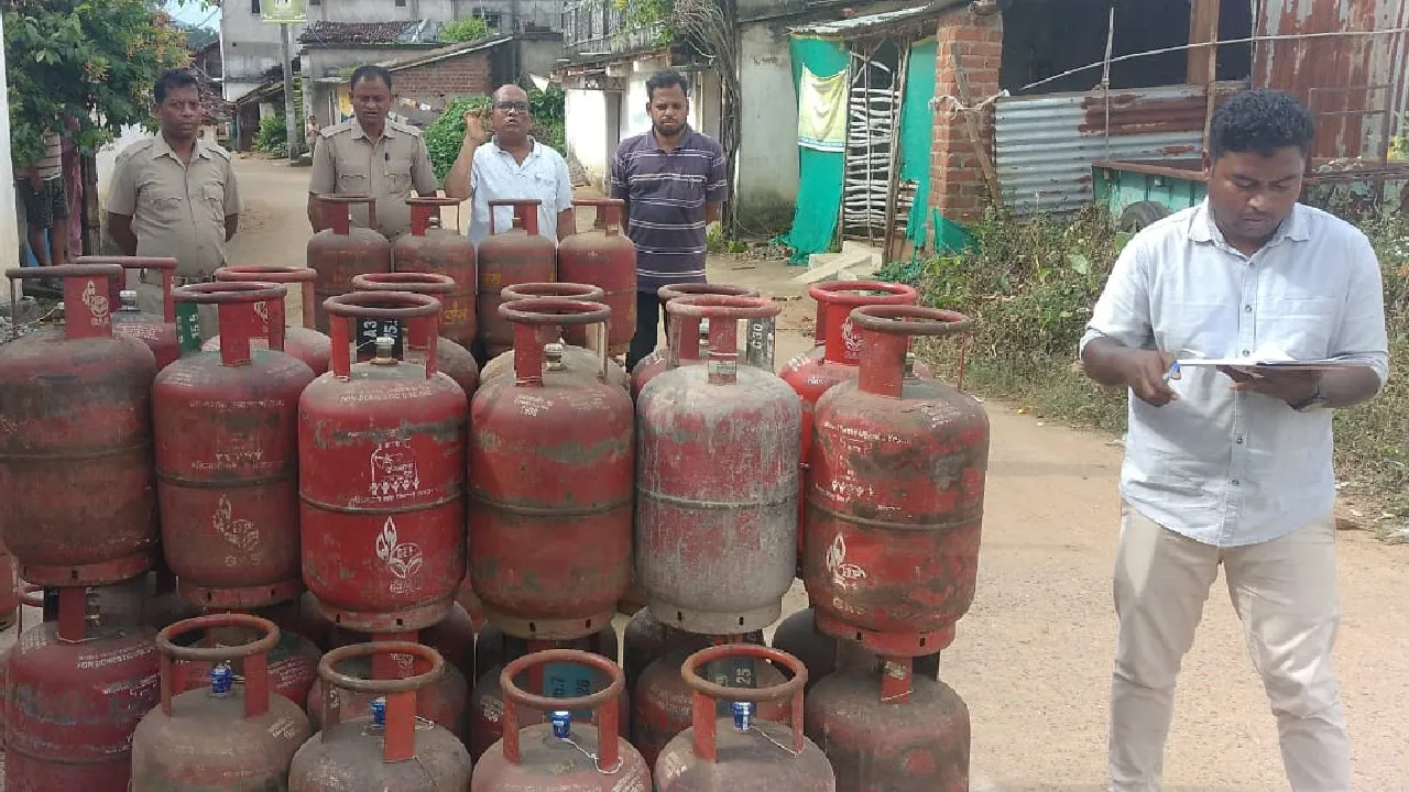  ବେଆଇନ୍‌ ବେପାର: ୫୭ଟି ଗ୍ୟାସ୍‌ ସିଲିଣ୍ଡର ଜବତ