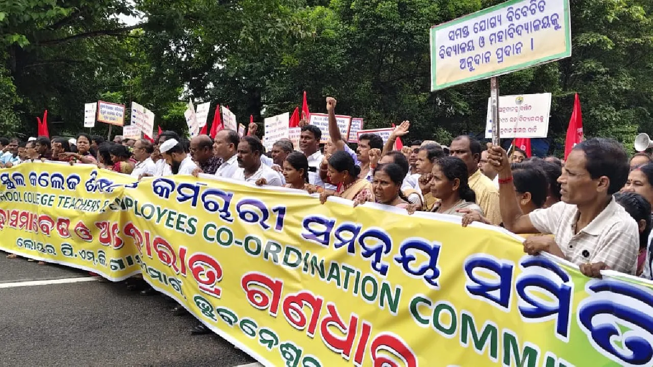  ଶିକ୍ଷକଙ୍କ ଆନ୍ଦୋଳନ ଜାରି: ବୁଝାଇବାକୁ ଉଦ୍ୟମ କଲେ ରାଜ୍ୟ ସରକାରଙ୍କ ୨ମନ୍ତ୍ରୀ