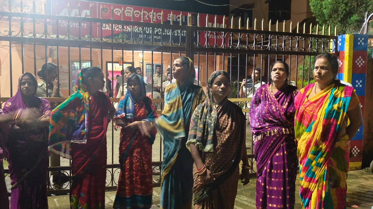  ବେଆଇନ ଗିରଫ ପ୍ରତିବାଦରେ ଥାନାଧିକାରୀଙ୍କ ବିରୋଧରେ ମହିଳାଙ୍କ ଥାନା ଘେରାଉ