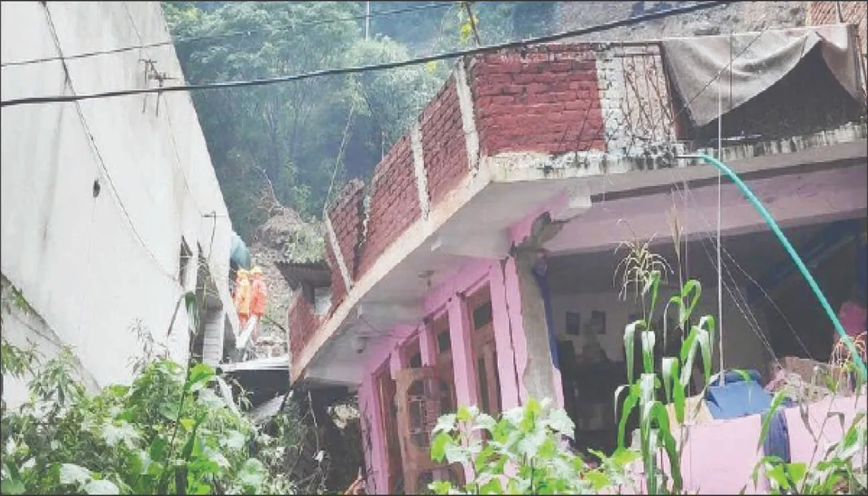  ଭଗ୍ନାବଶେଷ ତ‌ଳେ ପୋତି ହୋଇଗଲେ ୬
