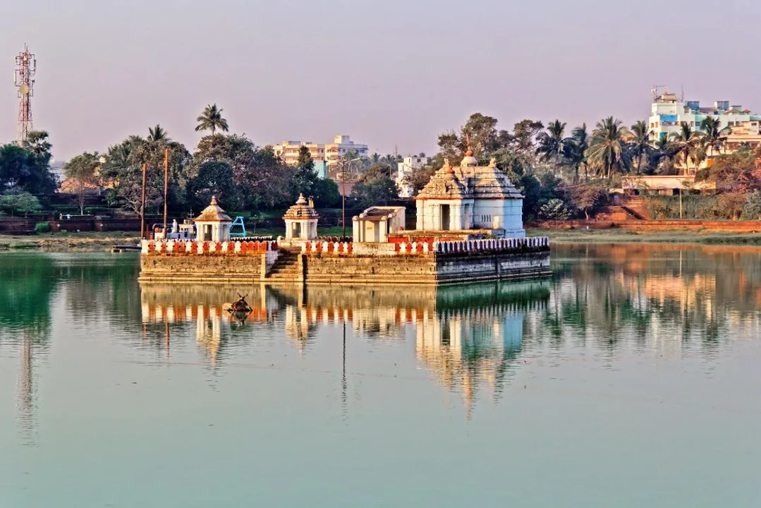  ଆଜିଠୁ ଆରମ୍ଭ ହୋଇଛି ପିତୃପକ୍ଷ, ବିନ୍ଦୁସାଗର ପୁଷ୍କରିଣୀ କୂଳରେ ଚାଲିଛି ତିଳ ତର୍ପଣ
