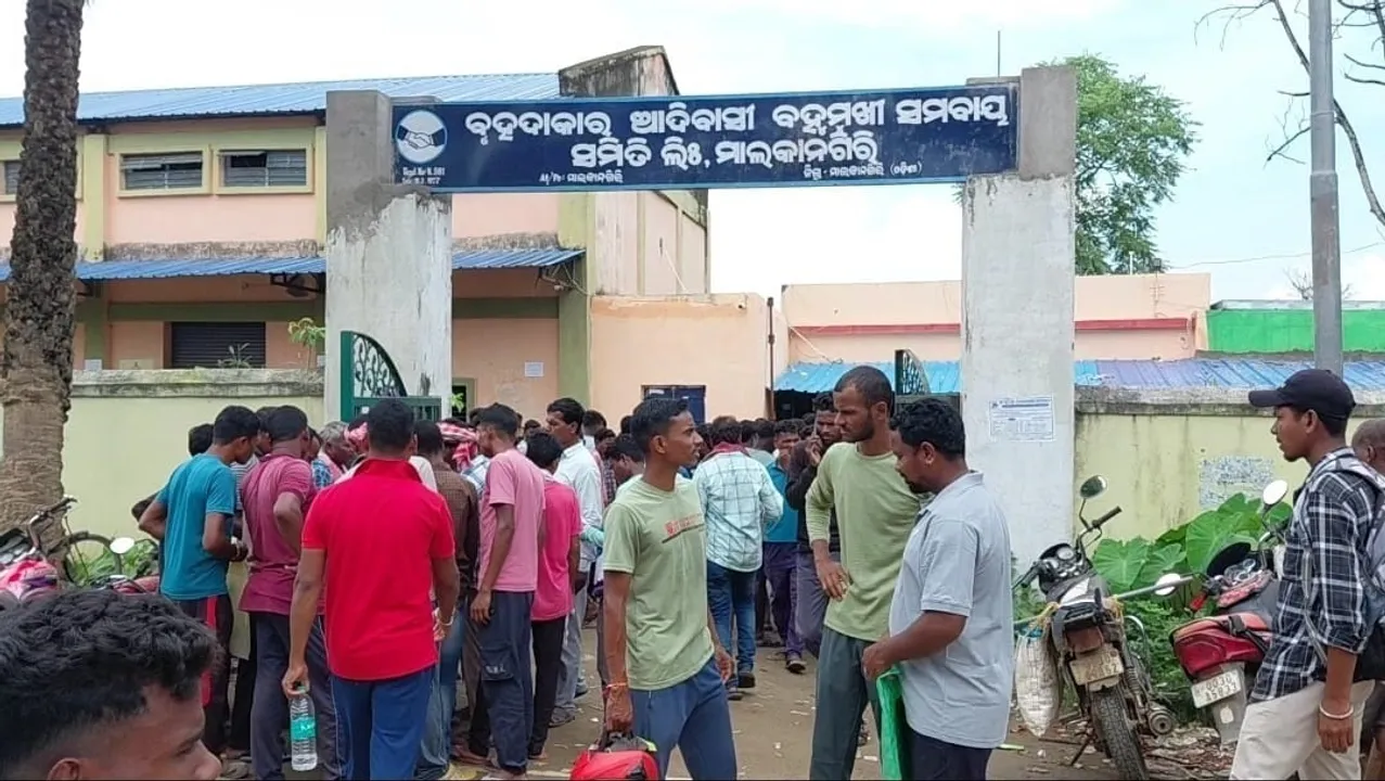  ମାଲକାନଗିରି ଲ୍ୟାମ୍ପସରେ ସାର ନପାଇ ଚାଷୀଙ୍କ ହଟ୍ଟଗୋଳ