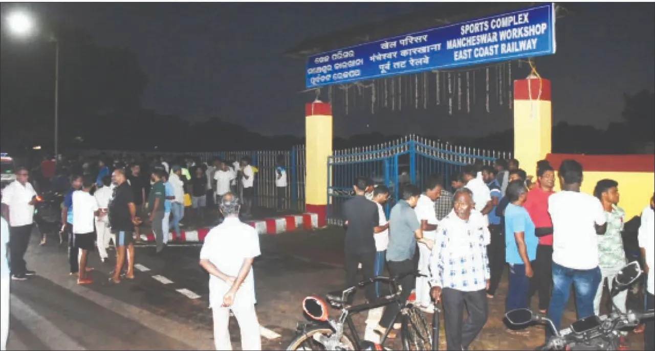  ହାଣିବା ପରେ ମୁଣ୍ଡକୁ ଛେଚିଦେଲେ
