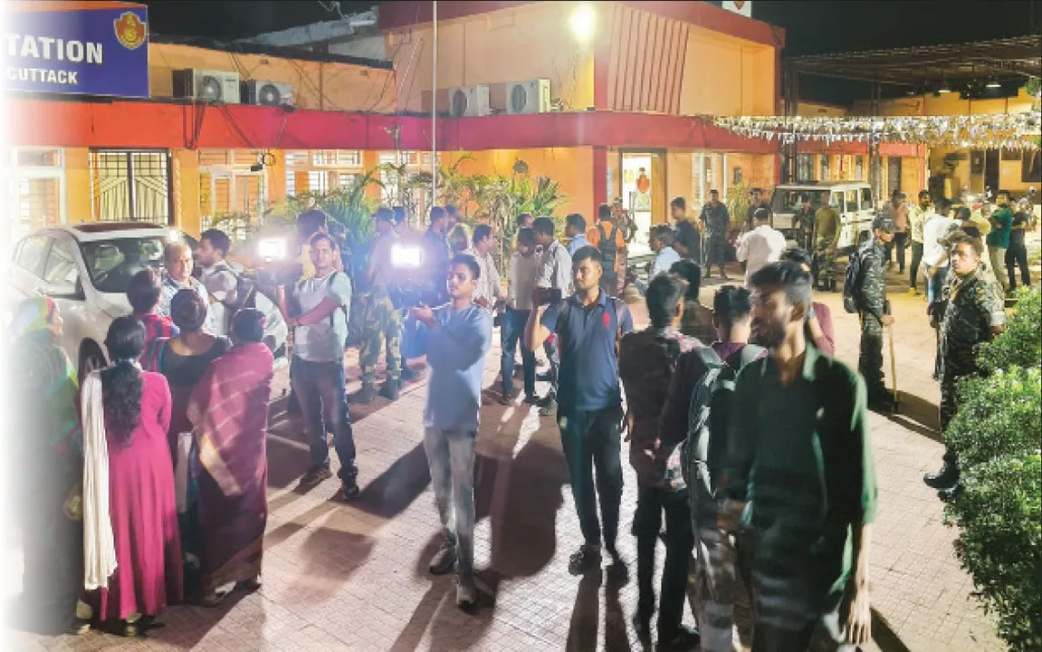  ଉତ୍କଳ ବିଶ୍ବବିଦ୍ୟାଳୟ କ୍ୟାଣ୍ଟିନ୍‌ରେ ଉତ୍ତେଜନା: ରାତିରେ ସହିଦନଗର ଥାନା ଘେରଉ