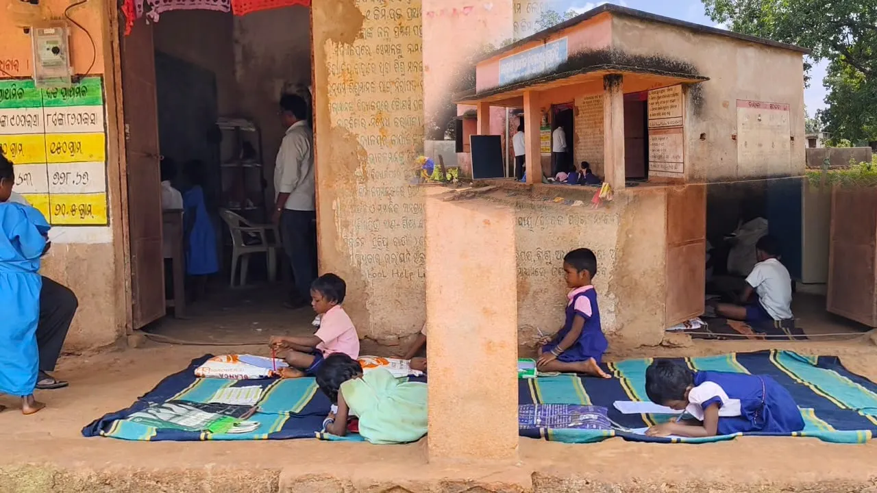  ବିଦ୍ୟାଳୟରେ ଶ୍ରେଣୀ ଗୃହ ଅଭାବ: ବାରଣ୍ଡାରେ ଚାଲିଛି ପାଠପଢା