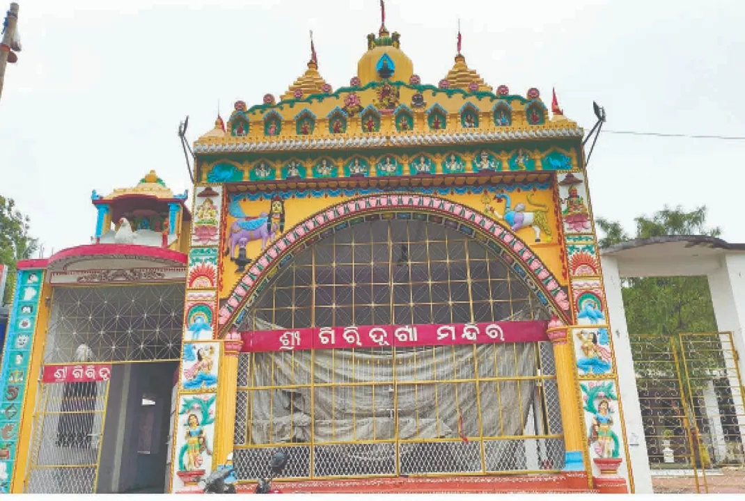  ଗିରି ଉପରେ ଆବିର୍ଭୂତ ହୋଇଥିବାରୁ ମା’ ହେଲେ ଗିରିଦୁର୍ଗା