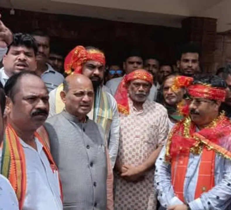  ଭଦ୍ରକର ମା ଭଦ୍ରକାଳୀ ପୀଠରେ ରାଜ୍ୟ ବିଜେପି ସଭାପତି ମନମୋହନ ସାମଲଙ୍କୁ ସମ୍ବର୍ଦ୍ଧନା