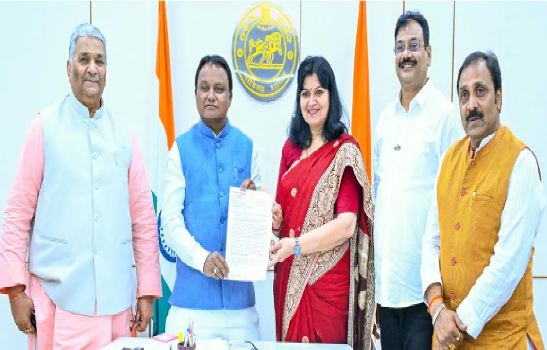  ମୁଖ୍ୟମନ୍ତ୍ରୀଙ୍କୁ ଭେଟିଲେ ଭୁବନେଶ୍ୱର ସାଂସଦ: ସଂସଦୀୟ କ୍ଷେତ୍ରର ବିଭିନ୍ନ ବିକାଶମୂଳକ ପ୍ରକଳ୍ପ ବିଷୟରେ ଆଲୋଚନା