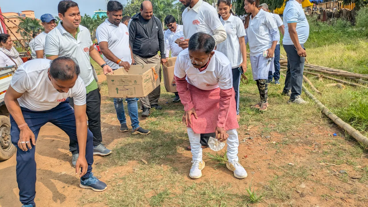  ପଡ଼ିଆରୁ ଆବର୍ଜନା ସଫା କଲେ ନବରଂଗପୁର ସାଂସଦ