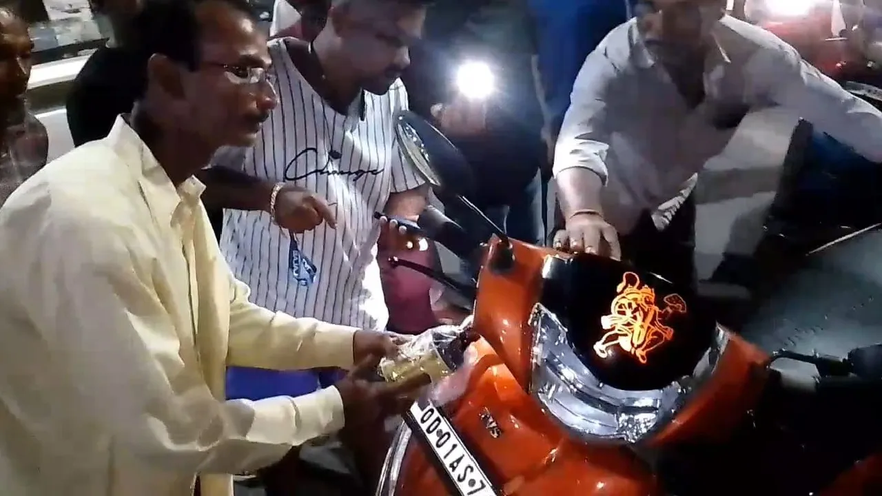  ଚଳନ୍ତା ଗାଡିରୁ ବାହାରିଲା ସାପ, ଧୈର୍ଯ୍ୟ ଧରି ଅଟକିଲେ ଚାଳକ