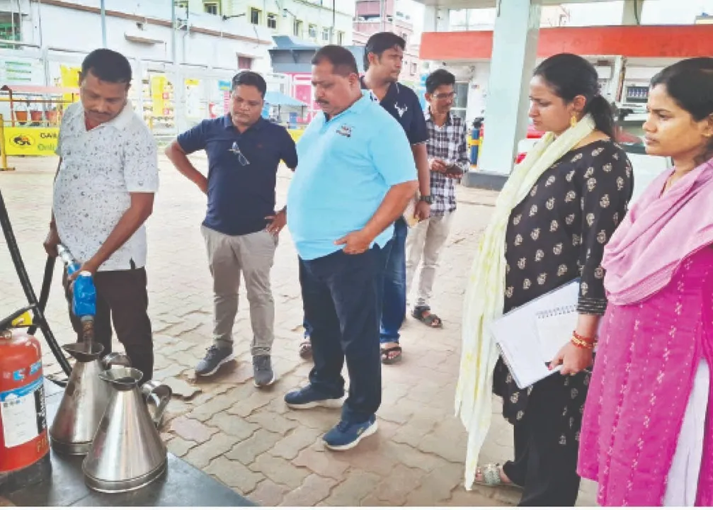  ପେଟ୍ରୋଲ ପମ୍ପ୍‌ରେ ଯୋଗାଣ ବିଭାଗର ଚଢ଼ଉ