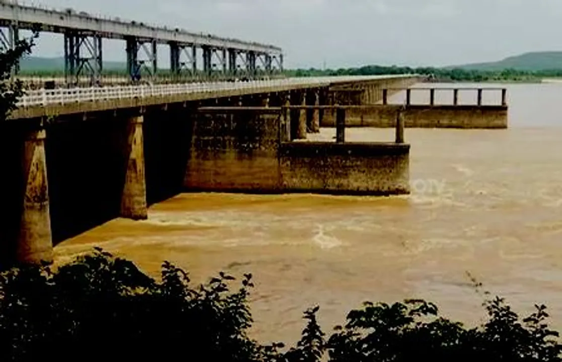  ୫ ଲକ୍ଷ କ୍ୟୁସେକ ପାଣି ଟପିଲା ମୁଣ୍ଡଳୀରେ