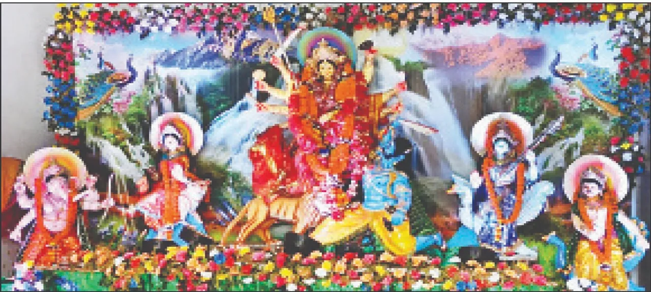  କୈବର୍ତ୍ତସାହି ଦୁର୍ଗା ପୂଜା: ମା’ଙ୍କ ମୁଣ୍ଡରେ ଚାନ୍ଦିମୁକୁଟ, ଚାନ୍ଦି ପତ୍ରମାଳ ହିଁ ଆକର୍ଷଣ