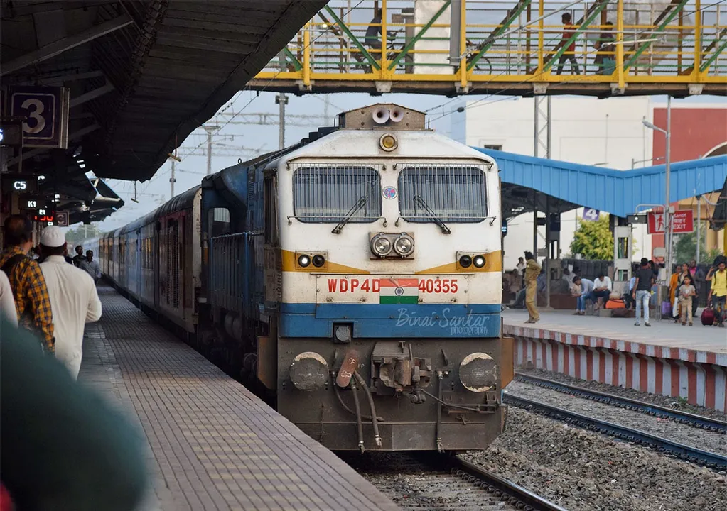  ସିଗ୍‌ନାଲ୍‌ ମାନିଲାନି: ପ୍ଲାଟ୍‌ଫର୍ମ ଭିତରକୁ ପଶିଗଲା ‘ଶତାବ୍ଦୀ’
