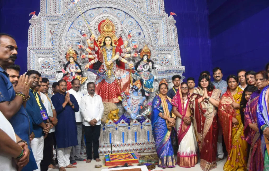  ଝାରପଡ଼ା ଦୁର୍ଗାପୂଜା ସମିତି: ମା’ ଦୁର୍ଗାଙ୍କ ସୁବର୍ଣ୍ଣ ମୁକୁଟ ଉନ୍ମୋଚିତ