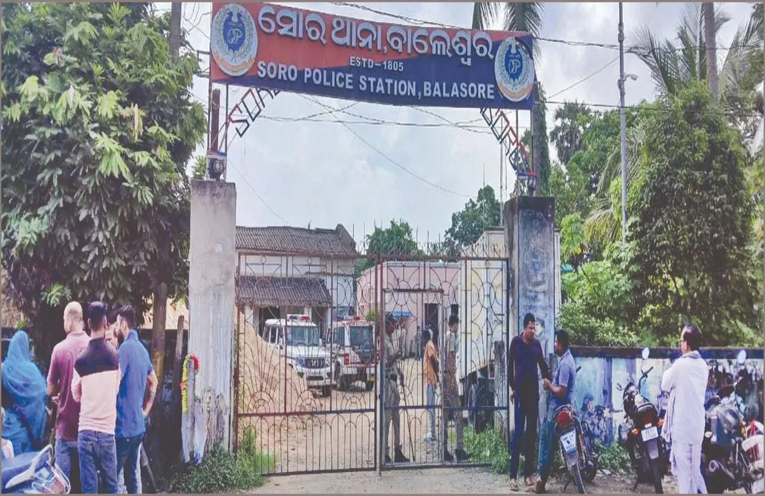  କ୍ରିକେଟ୍‌ ଖେଳ ଦେଖିବା ବେଳେ ସୋରରେ ପୁଲିସ-ଜନତା ଧସ୍ତାଧସ୍ତି: ମାତ୍ରାଧିକ କାର୍ଯ୍ୟାନୁଷ୍ଠାନ ପ୍ରତିବାଦରେ ଥାନା ଘେରାଉ