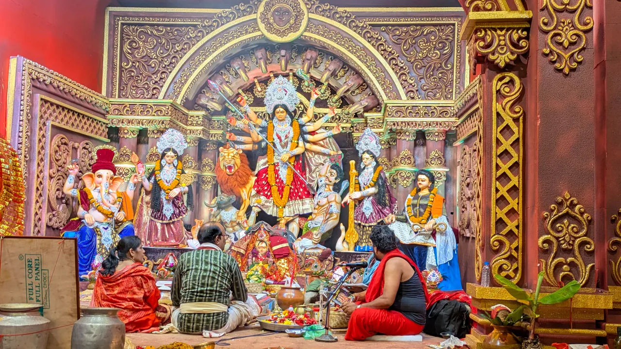  ମେଢ଼ ନିକଟରେ ଭିଡ଼, ରଂଗୀନ ଆଲୋକରେ ଝଲସି ଉଠିଲା ନବରଙ୍ଗପୁର